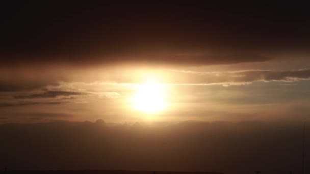 4k Timelapse El sol se mueve hacia el horizonte a través de las nubes. Hermoso atardecer — Vídeo de stock