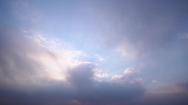 4k timelapse colores suaves de nubes voladoras iluminadas por el atardecer — Vídeo de stock
