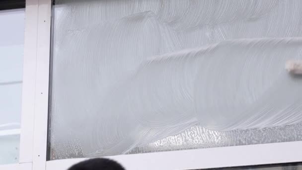 Professioneller Reinigungsdienst wäscht Fenster mit Spezialgeräten — Stockvideo