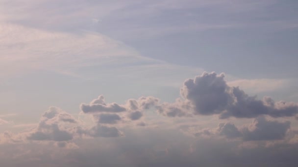 Laps de temps nocturne de nuages rapides éclairés par le coucher du soleil — Video