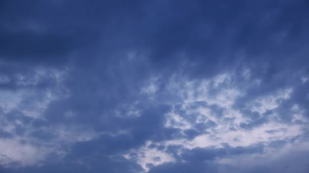 Zeitraffer am Abend aus sich schnell bewegenden Wolken, die von Sonnenuntergang beleuchtet werden — Stockvideo