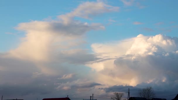 Timelapse vídeo frente a la lluvia de las nubes rueda sobre un pequeño pueblo y casas privadas — Vídeo de stock