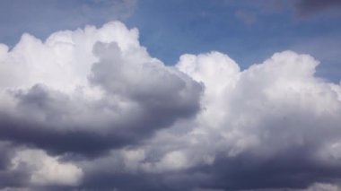 Fırtına bulutlarının dramatik zaman atlaması oluşumu. Yaklaşan yağmurun atmosferik hızlandırılmış çekimi.