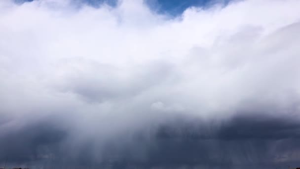 Dramatischer Zeitraffer schwimmender Regenwolken, die Regen tragen. Atmosphärisch beschleunigtes Video eines herannahenden Gewitters. — Stockvideo