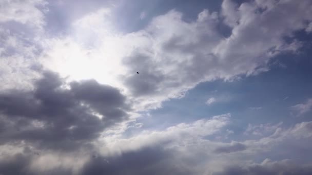 Timelapse disparando los rayos del sol rompiendo a través de nubes en movimiento rápido — Vídeo de stock