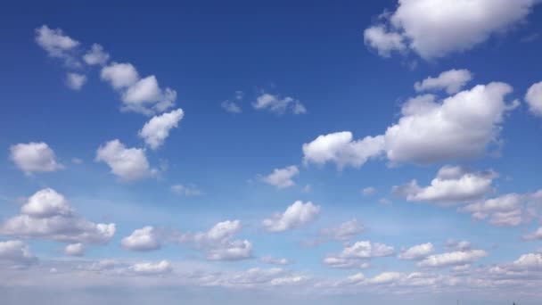 Timelapse γυρίσματα πολλά λευκά αφράτα σύννεφα επιπλέουν i μπλε ουρανό. — Αρχείο Βίντεο