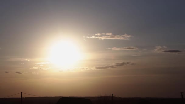 4k Zeitraffer Die Sonne schiebt sich durch die Wolken zum Horizont. Schöner Sonnenuntergang — Stockvideo