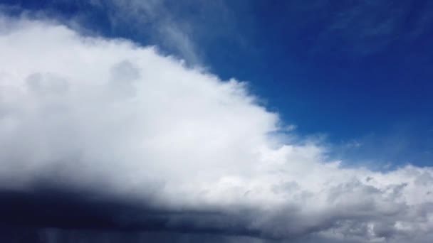 Dynamická časová formace bouřkových mraků. Dramatické bouřlivé počasí — Stock video