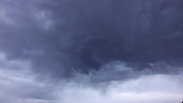 时间流逝的雨从云中落下.即将到来的雷暴的戏剧性加速录像 — 图库视频影像