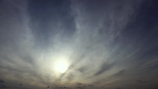 夕焼け空にタイムラプスの雲が浮かぶ — ストック動画