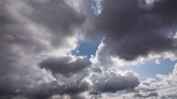 A nap gyönyörűen néz ki a gyorsan mozgó esőfelhők között. Drámai időjárás és atmoszférikus időeltolódás videó — Stock videók