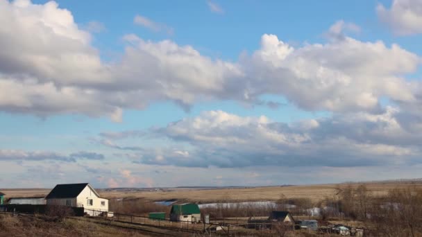 Zeitraffer-Videowolken bewegen sich schnell über einem kleinen Dorf oder Privathäusern — Stockvideo