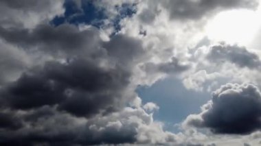 Fırtına bulutlarının dinamik zaman dizilimi. Dramatik fırtınalı hava