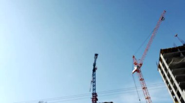 Motion Lapse İnşaat vinçleri kargo taşır ve çok katlı konutların inşası üzerinde çalışır.