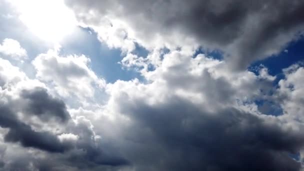 Un laps de temps dynamique des rayons du soleil traversant les nuages d'orage volant — Video