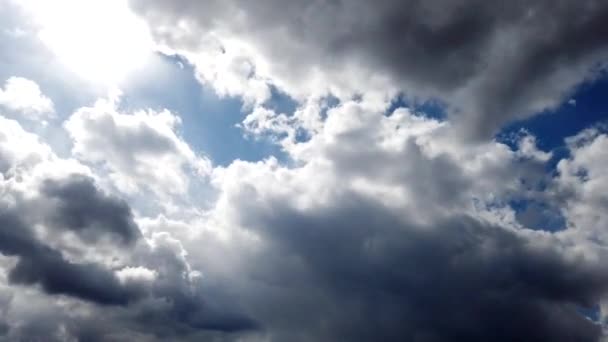 Un laps de temps dynamique des rayons du soleil traversant les nuages d'orage volant 