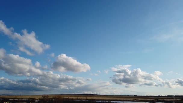 El lapso de tiempo dinámico del vuelo nuboso sobre un pequeño pueblo suburbano — Vídeo de stock