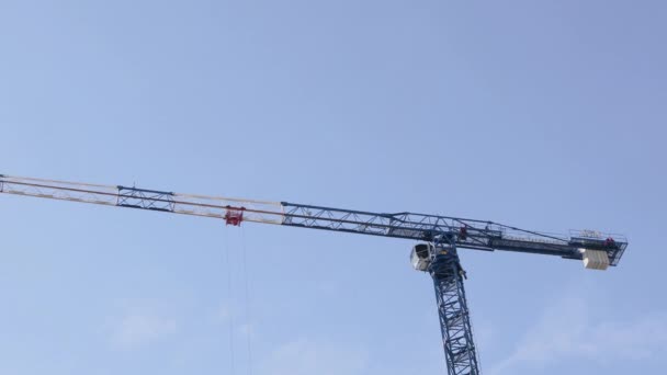 Ufa, Rússia 11 de fevereiro de 2020: guindastes de construção movem materiais de construção e trabalham na construção de edifícios residenciais de vários andares — Vídeo de Stock