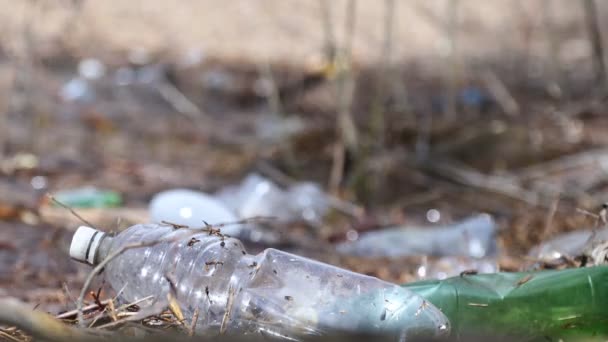 Много пластиковой бутылки на озере воды. загрязнение окружающей среды, микропластик — стоковое видео