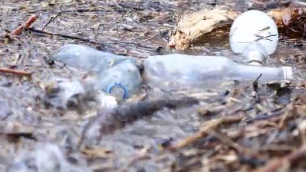 Muitos garrafa de plástico na água do lago. poluição ambiental, microplástico — Vídeo de Stock