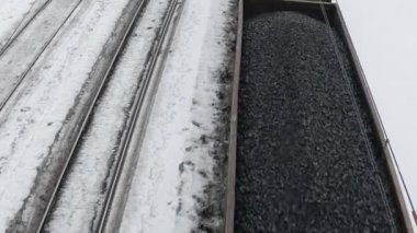 Yük treni kömür taşıyor. Minerallerle dolu yük arabaları.