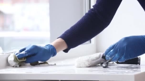 Un profesional de limpieza de ventanas jabones y exfoliantes una ventana limpia, trabajador de limpieza masculina. — Vídeos de Stock