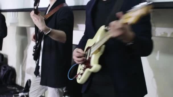 O guitarrista é membro do coletivo musical. Close-up de uma guitarra tocando. cena dinâmica — Vídeo de Stock