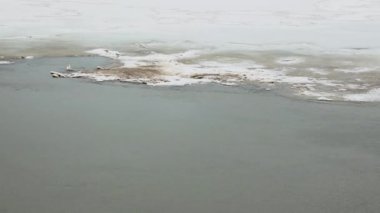 Buzun üstünde akan su. Bahar nehri zamanı