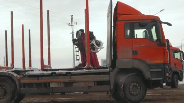 Ufa, Ρωσία 6 Φεβρουαρίου 2020: Εκκίνηση άδειου φορτηγού ξυλείας μετά την εκφόρτωση στο εργοστάσιο — Αρχείο Βίντεο