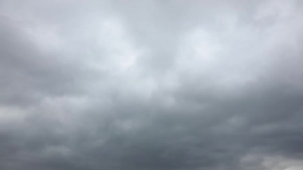 Zeitraffer der niedrigen Kumuluswolken, die sich über den gesamten Himmel erstrecken. Bedeckt — Stockvideo