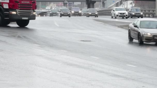 Ufa, Rusko Březen 14, 2020: Auta jezdí na víceproudové dálnici v deštivém počasí — Stock video