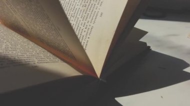 Açık bir kitabın sayfaları arasında. Eğitim ve hobiler