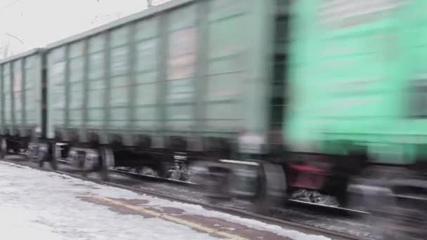A tehervonat elhalad az állomás mellett. Az árufuvarozás és a logisztika megbízhatósága. — Stock videók