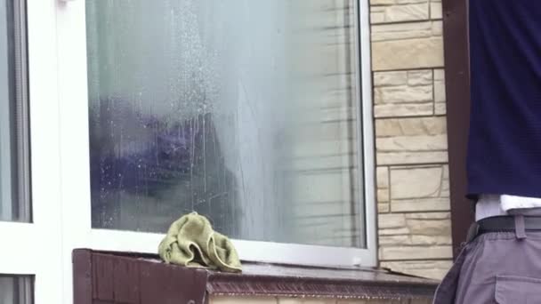 Професійне мило для чищення вікон і стискає чисте вікно, працівник прибирання чоловіків . — стокове відео