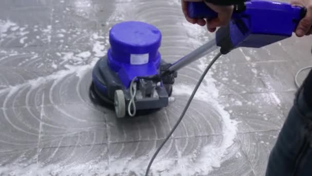 De reiniger wast een pier met een professionele polijstmachine. Schoonmaakvloer in kantoorgebouw lobby — Stockvideo