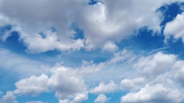 Dynamisk tidsförskjutning av flytande moln på himlen — Stockvideo