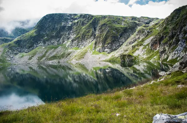 Lac dans les montagnes de Rila en Bulgarie — Photo