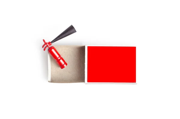 打开的红色火柴盒内的微型灭火器 顶部为白色 — 图库照片
