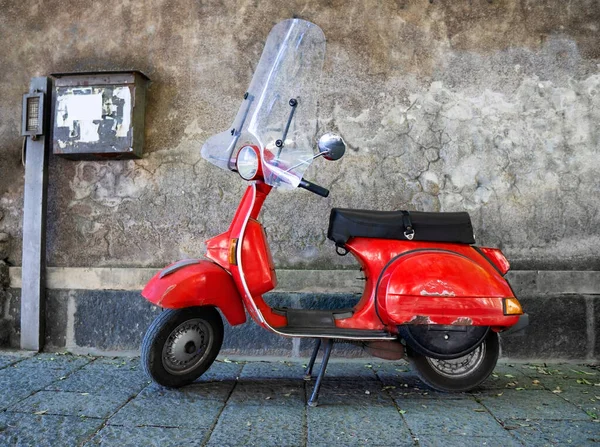 Scooter Rosso Vintage Parcheggiato Marciapiede Muro Cemento Veicolo Alcuni Graffi — Foto Stock