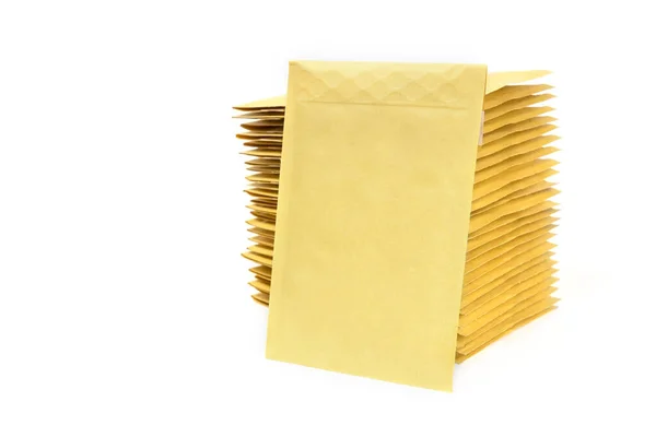 Envelope Amarelo Apoiando Uma Enorme Pilha Bolhas Correio — Fotografia de Stock