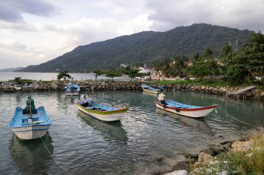 Bulutlu bir günde gün batımında Tayland 'daki Koh Phangan adasında geleneksel balıkçı tekneleri.