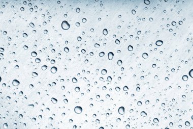 Fırçalanmış metal yüzeyine su damlaları