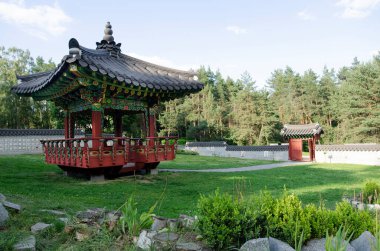 KIEV, UKRAINE: 3 Haziran 2016: Hryshko Ulusal Botanik Bahçesinde geleneksel Kore tarzı pagoda - Seul 'deki Changduk Sarayı' nda bulunan orijinal 