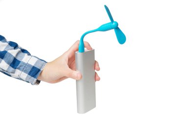 Kadın eli, gümüş bir güç bankasına bağlı taşınabilir USB vantilatörü açıyor. Yakın çekim, beyaz üzerine izole..