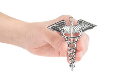 Kadın el, Hermes 'in iki yılanlı tasarımı sembolünü tutuyor. Caduceus tıbbın sembolü. Yakın çekim, beyaz üzerine izole..