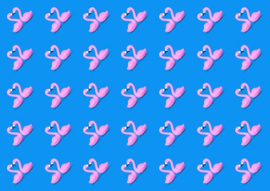 Pembe oyuncak flamingo çiftin mavi arka planda yüzerek aşkın kalp şeklindeki sembolünü oluşturmasından oluşan hareketli ve modaya uygun bir yaz şablonu. Romantik asgari yaz kavramı.