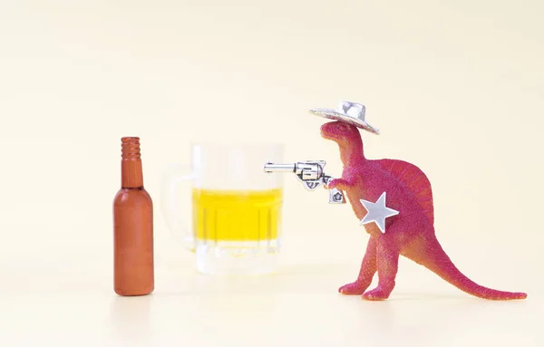 Speelgoeddinosaurus Draagt Een Cowboyhoed Houdt Een Revolver Zijn Arm Laat — Stockfoto