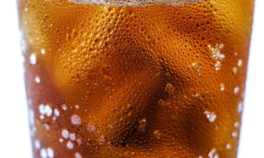 Su damlaları ve kabarcık dokusuna sahip kola bardağının yakın çekimi, seçici odaklanma, izole edilmiş beyaz arkaplan.