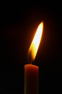 Karanlıktaki mum ve ışık