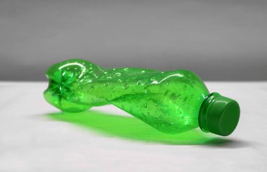 Ofis masasına koyulan plastik içki şişesi mekan konseptini temiz tutar..